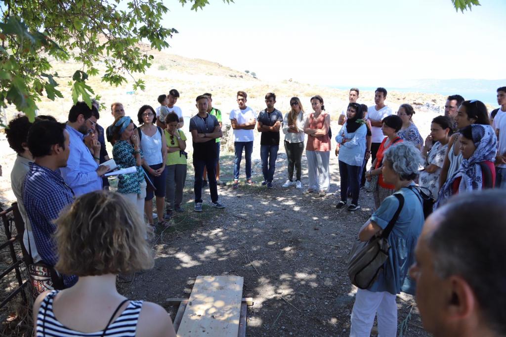 Au « cimetière des gilets de sauvetage » de Lesbos, la prière pour les migrants qui ont perdu la vie en mer